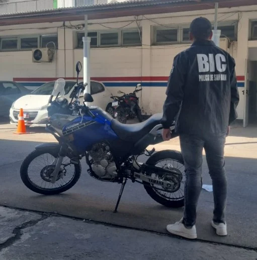 Robaron una moto de $7 millones y se dejaron en evidencia