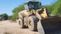 Atropelló a un nene con una retroexcavadora y lo mató