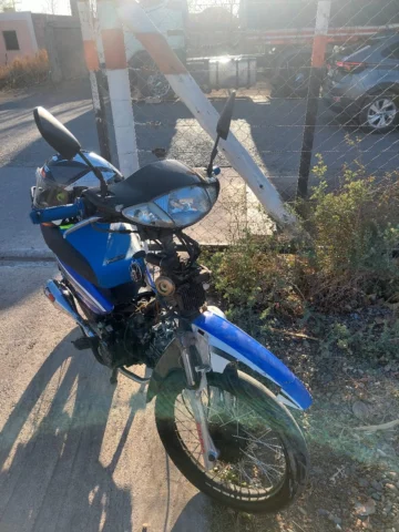 Un motociclista sanjuanino se salvó al chocar contra un camión