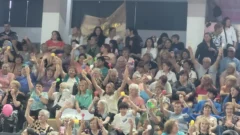 Bombos, silbatos y cánticos: así alentaron las hinchadas a las candidatas a Reina del Adulto Mayor