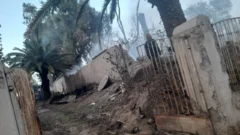 En fotos: Intenso trabajo para controlar un voraz incendio frente a la Casa de Gobierno