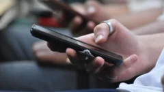 Una sanjuanina encontró un celular y lo regresó a sus dueños