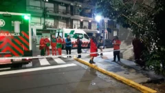El incendio en un edificio dejó una mujer muerta y 5 heridos