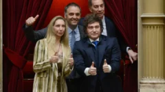 Jura de dos diputados: guerra de cánticos, provocaciones y “tribuneadas”