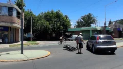 Fuerte choque entre una camioneta y una moto en Capital