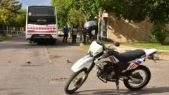 Murió el motociclista que chocó con un colectivo en el barrio Frondizi