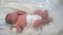 Encontraron a una beba recién nacida abandonada en un tacho de basura