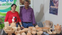 Dos sanjuaninos viven en medio de “la nada” y cautivan a los turistas con artesanías huarpes