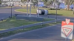 Video: vuelco de película por una conductora que perdió el control en una rotonda