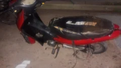 Misterioso hallazgo de una moto abandonada en el barrio Teresa de Calcuta