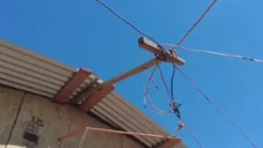 Se colgó del tendido eléctrico público y fue condenado: pasará más de 3 años preso