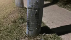 Una nena chocó en moto contra un poste y lucha por su vida