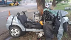 Corridas y sirenas: dos muertos en un brutal impacto contra un árbol