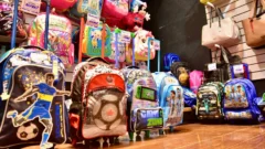 En mochilas, la pulseada entre industria nacional e importados copa precios y vidrieras en San Juan