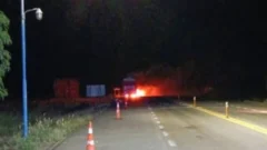 Se salvó de milagro al incendiarse un camión con cartón en el límite San Juan- San Luis