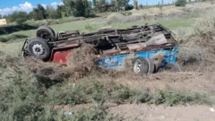 Terrible choque en Pocito: un auto quedó aplastado y volcó un camión