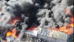 Impresionante incendio en el Parque Industrial de Chimbas: una nube negra cubrió la zona