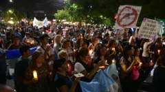 Con antorchas, los docentes se movilizaron por las calles de San Juan