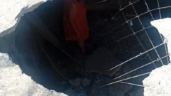 Una mujer fue rescatada tras caer a un sótano en su vivienda de Capital