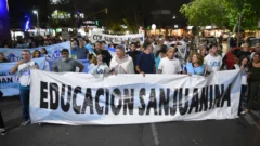 Gremios docentes realizaron un ruidazo en la Plaza 25 de Mayo