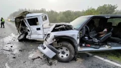Dos personas murieron en un brutal choque entre dos camionetas