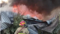 Incendio en Parque Industrial de Chimbas: a 48 horas, Bomberos tratan de remover una “montaña” humeante