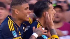 Penal para Boca por mano y gol de Paredes en el cierre del primer tiempo