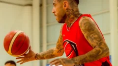 No solo canta: Ulises Bueno la rompió jugando al básquet en San Juan