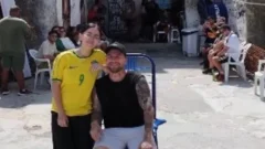 Viral: Hugo Flores, de Omega, no se resistió al trend en Favela Rocinha