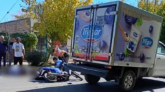 Violento impacto entre una moto y un camión en Albardón