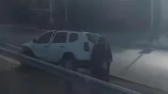 Perdió el control de su camioneta y terminó sobre el guardarraíl