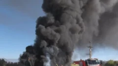 Un incendio con una densa columna de humo inquietó a vecinos de Rivadavia