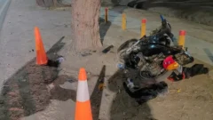 Grave accidente en Santa Lucía: un motociclista de 21 años chocó contra un árbol