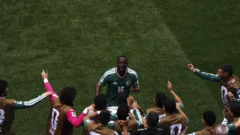 México debutó ganando: venció a Sudáfrica y sufrió una roja sobre el final