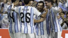 Scaloni vuelve a sus orígenes: ocho años después repite el mediocampo de su debut en la Selección