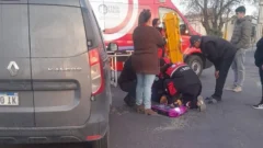 Un motociclista terminó herido tras chocar con una camioneta