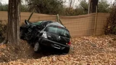 Perdió el control, chocó contra un árbol y quedó atrapada dentro del auto