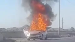 Impactante incendio de un auto en plena Costanera