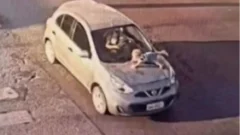 Una conductora embistió a una familia y un bebé terminó sobre el capot