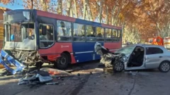 Impactante siniestro vial: fuerte choque entre un auto y colectivo dejó ocho heridos
