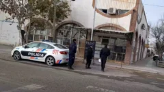 Entraron por el techo y desvalijaron un tradicional supermercado de Sarmiento