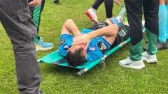 Grave agresión: retiraron al arquero de Nueva Chicago en Ambulancia