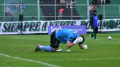 Las primeras imágenes del arquero de Nueva Chicago tras la agresión que suspendió el partido