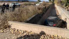 Un conductor perdió el control de su auto y terminó en un canal