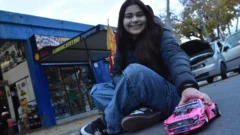 Martina, la adolescente que se gana un lugar en las carreras de autitos a mano control
