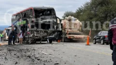 Un colectivo de la empresa 20 de Junio chocó contra un camión: un muerto y 24 heridos
