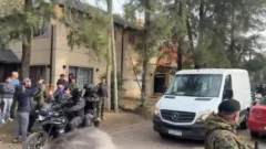La Policía Científica trasladó el cuerpo del Indio Solari para la autopsia