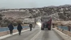 Intentó pasar en doble línea amarilla y provocó un fuerte choque entre dos camiones