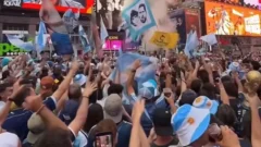 Impactante banderazo argentino en Times Square: la multitud sorprendió a la Policía de Nueva York