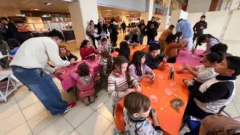 Vacaciones de invierno: el Centro Cívico, transformado por slime y juegos